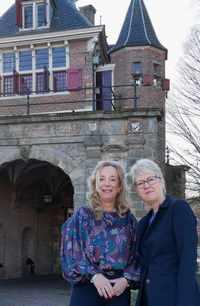 Uitvaartverzorgsters Joyce Nannings en Fransisca van Rita Feld
