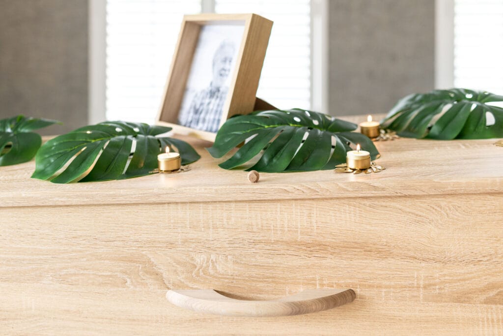 Goedkope uitvaartkist Rita Feld Hoorn